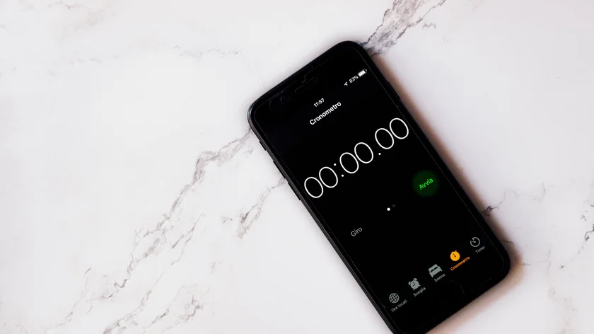 Un smartphone posé sur une surface claire affiche un chronomètre.
