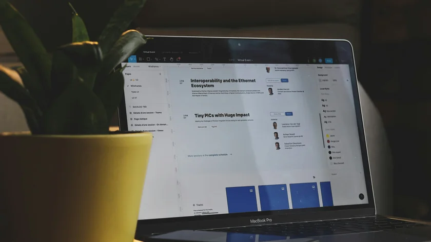 Un ordinateur portable affiche une maquette de site dans un outil de conception web.
