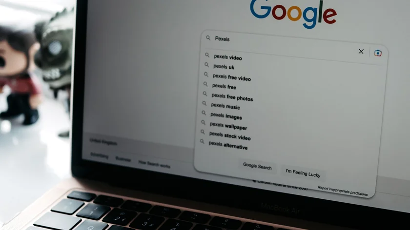 L’écran d’un ordinateur portable affiche Google et ses suggestions de recherche.