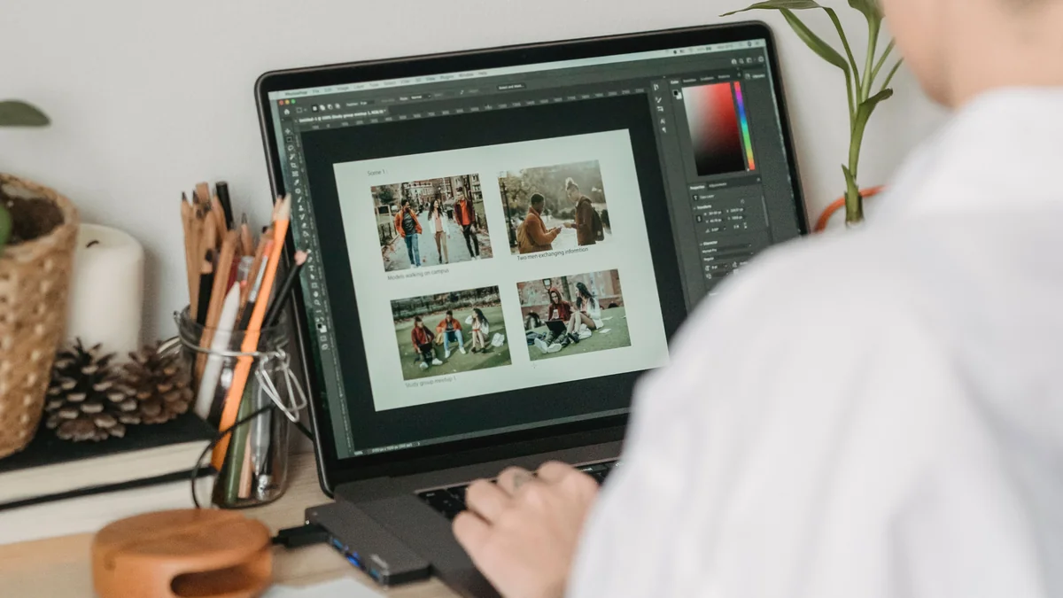 Une personne travaille sur une sélection de photos à l’écran d’un ordinateur portable.