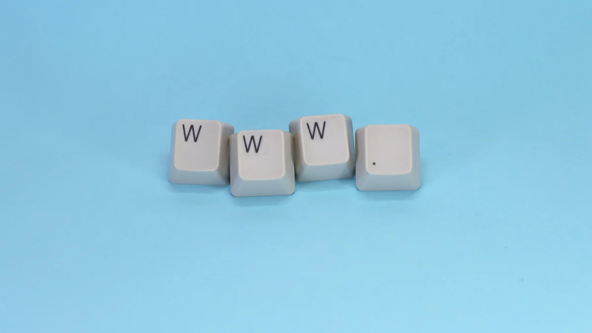 Quatre touches de clavier blanches forment « WWW. » sur un fond bleu clair.