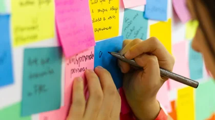 Des notes colorées pour organiser les pages d’un site.