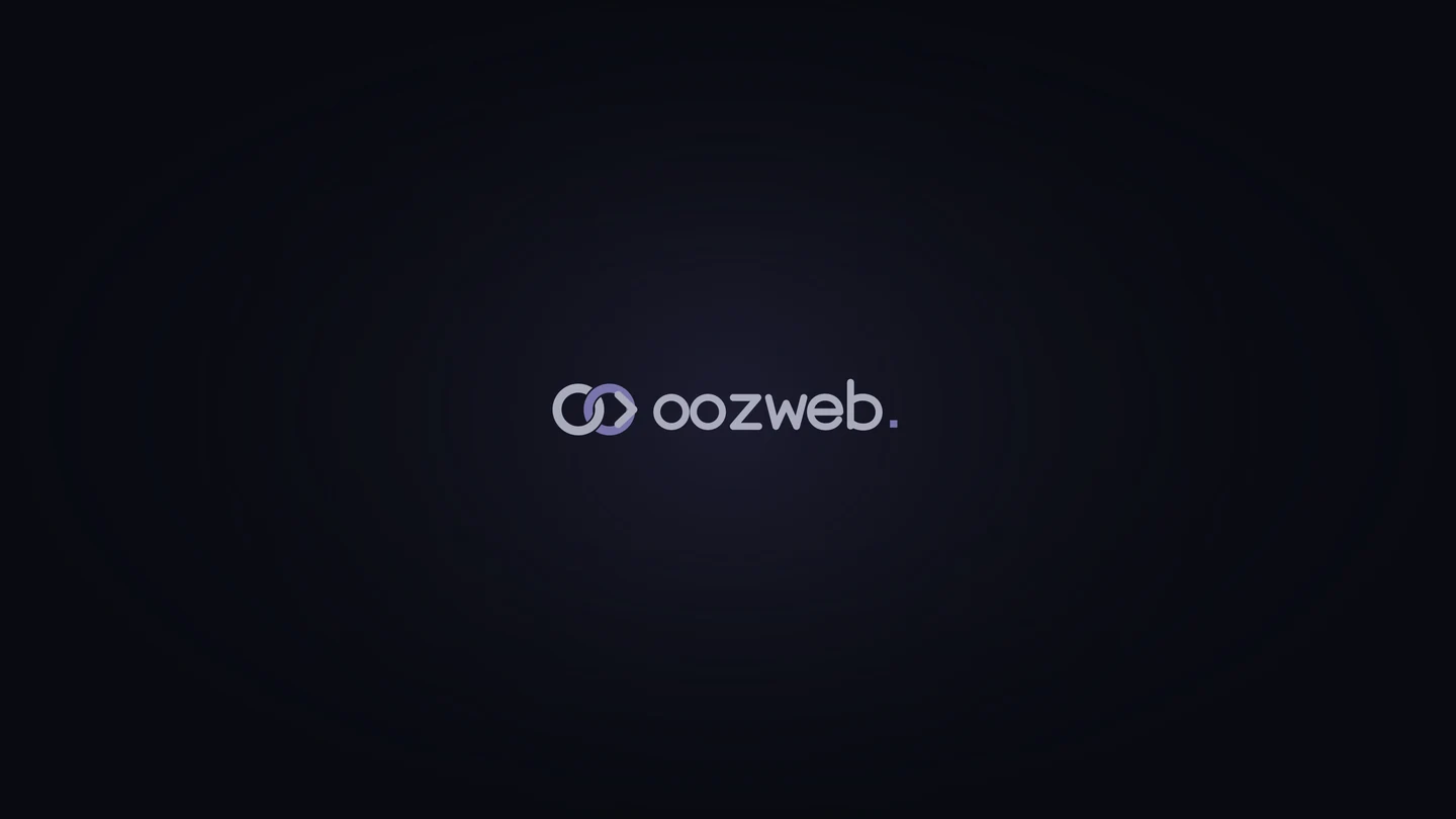 Fond d’écran sombre avec la signature OOZWEB centrée et une lueur violette discrète