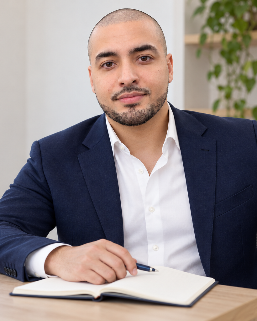 Portrait de Volpe Lorentz, créateur d’OOZWEB, assis à son bureau.